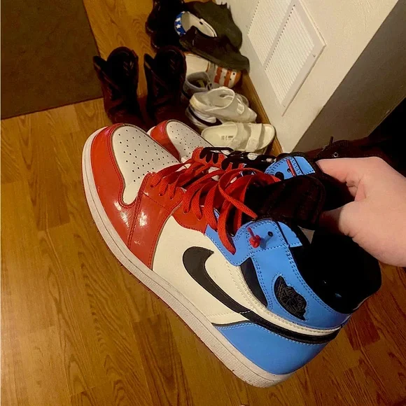 Size 12 Nike Air Jordans. Color Red, White, and Blue. JORDAN Grade-School Air 1 Mid DQ8423 102 - Shiekh main image 3